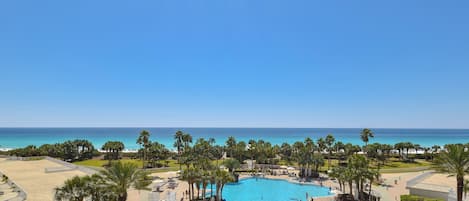 Una piscina techada, una piscina climatizada