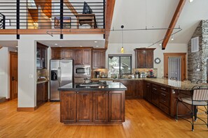 Fridge, microwave, oven, stovetop - 8 Mt Baker - Elegant & Peaceful, SHARC Passes, Hot Tub, Great Location! (Sunriver)