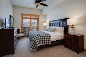 4 bedrooms, iron/ironing board, WiFi, bed sheets - BL6303 | Semi Private Roof Top Patio | Unreal View | 4 Pools| Winter Shuttle (Steamboat Springs)
