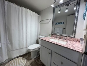 Combinazione doccia/vasca, asciugacapelli, asciugamani