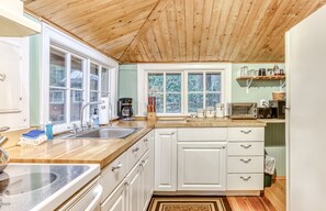 Fridge, microwave, oven, stovetop - Creek-side cabin with private hot tub & fireplace - near hiking trails & slopes (Welches)