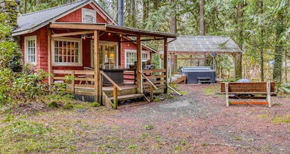 Creek-side cabin with private hot tub & fireplace - near hiking trails & slopes