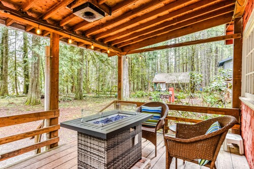 Creek-side cabin with private hot tub & fireplace - near hiking trails & slopes