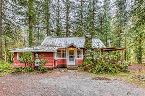 Exterior - Creek-side cabin with private hot tub & fireplace - near hiking trails & slopes (Welches)