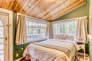 2 bedrooms, iron/ironing board, Internet, bed sheets - Creek-side cabin with private hot tub & fireplace - near hiking trails & slopes (Welches)