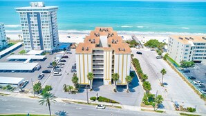 Un hotel con terraza en la azotea y vistas a la playa y al océano.