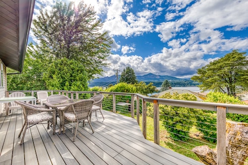 Upea koiraystävällinen koti w / järvelle ja vuorille näkymät suurelta kannelta