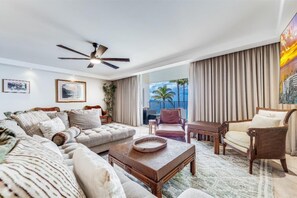 Een smart-tv, een dvd-speler en een stereo