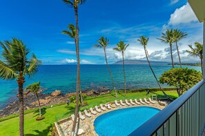 Alberca al aire libre y alberca climatizada