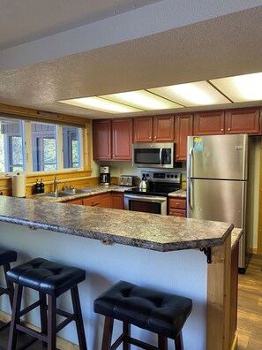 Kühlschrank, Mikrowelle, Ofen, Herdplatte