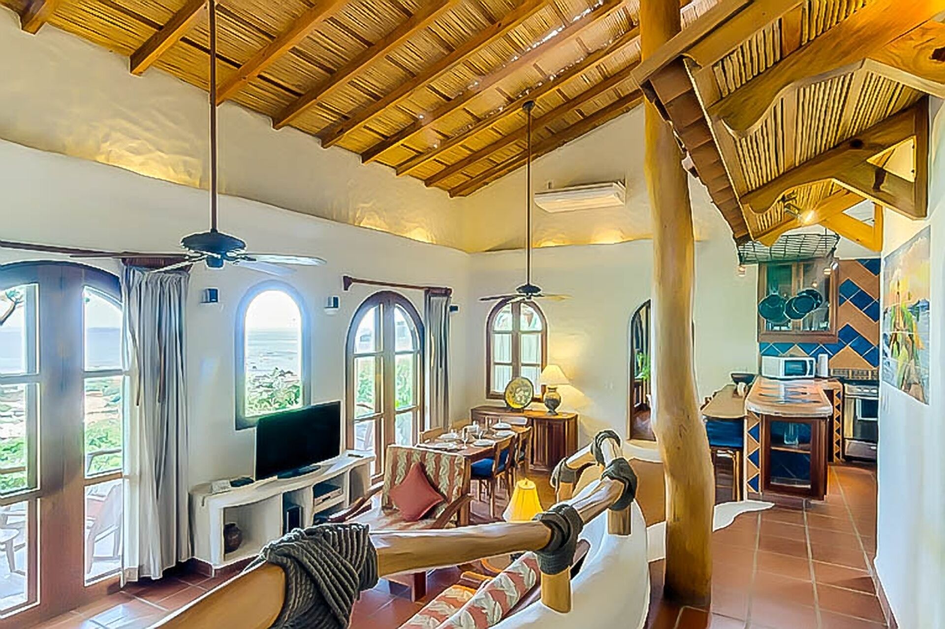 Televisión de pantalla plana, reproductor de DVD y libros 