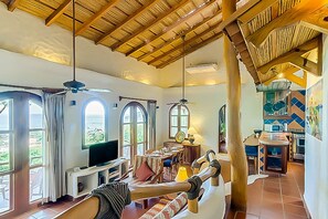 Flachbildfernseher, DVD-Player, Bücher