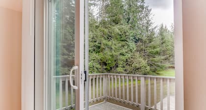 Stunning waterfront home w/ seasonal hot tub - perfect for a relaxing getaway
