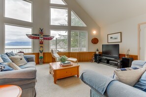 TV, fireplace, DVD player, stereo - Stunning waterfront home w/ seasonal hot tub - perfect for a relaxing getaway (Lopez Island)