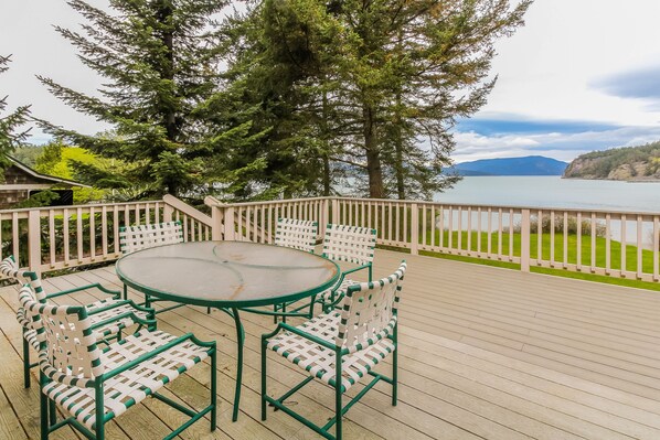 Outdoor dining - Stunning waterfront home w/ seasonal hot tub - perfect for a relaxing getaway (Lopez Island)
