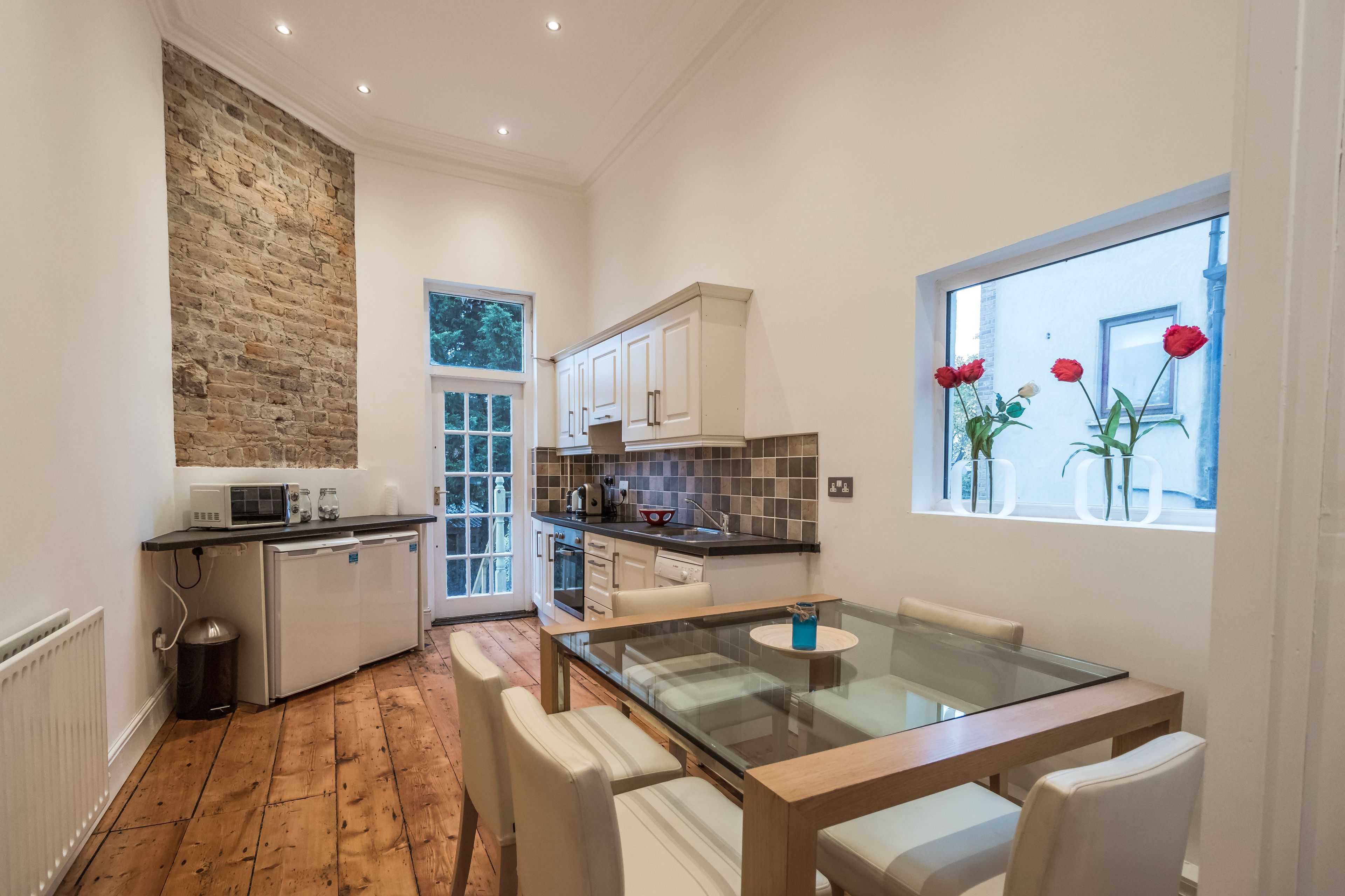 Ψυγείο κανονικού μεγέθους, φούρνος μικροκυμάτων, φούρνος