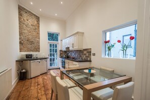 Geladeira grande, micro-ondas, fogão, cooktop