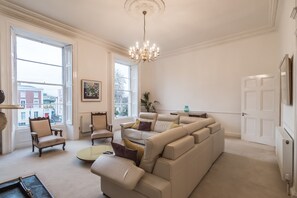 Casa geminada, 4 quartos | Sala de estar | TV de tela plana, tablet