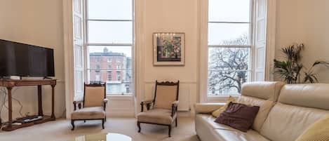 Casa de ciudad, 4 habitaciones | Sala de estar | Televisión de pantalla plana y tablet