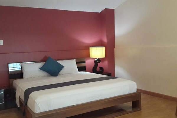 Escritorio, wifi gratis y ropa de cama