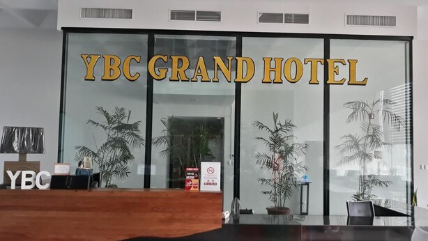 L'entrada de l'Hotel YBC Grand, amb una recepció i plantes en testos.