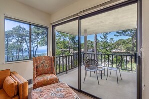 TV, fireplace - Ocean Pines #3 - Pebble Beach Condo - In the Treetops (Pebble Beach)