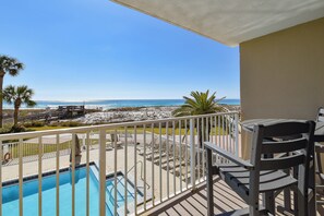 Outdoor dining - Coastal decor w/a balcony & beachfront, pool view! 🌅 (Destin)