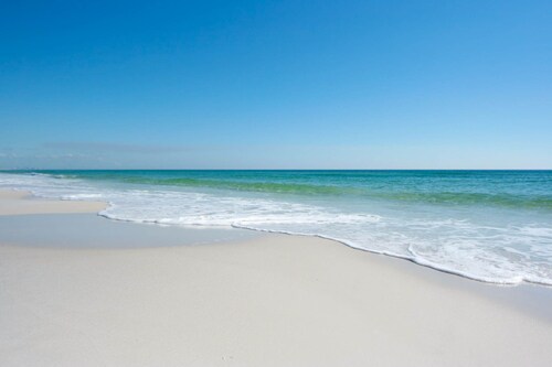 Coastal decor w/a balcony & beachfront, pool view! 🌅
