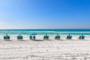 Destin on the Gulf Private Beach Access - Coastal decor w/a balcony & beachfront, pool view! 🌅 (Destin)