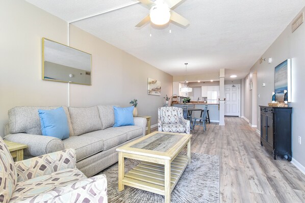 Smart TV - Coastal decor w/a balcony & beachfront, pool view! 🌅 (Destin)