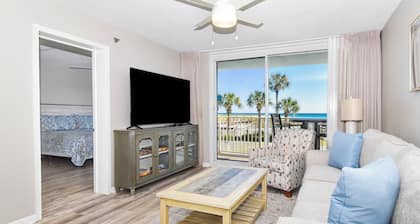 Rannikon sisustus w / parvekkeella ja rannalla, uima-altaalta! 🌅