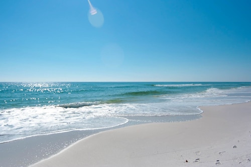 Coastal decor w/a balcony & beachfront, pool view! 🌅