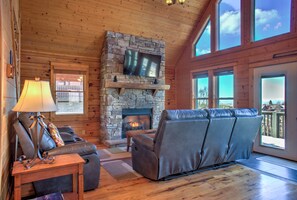 TV, fireplace, DVD player, books - Ski-In Views & Hot Tub⛷️ Black Bear Lodge + 8 mins to Hatley Pointe (Mars Hill)
