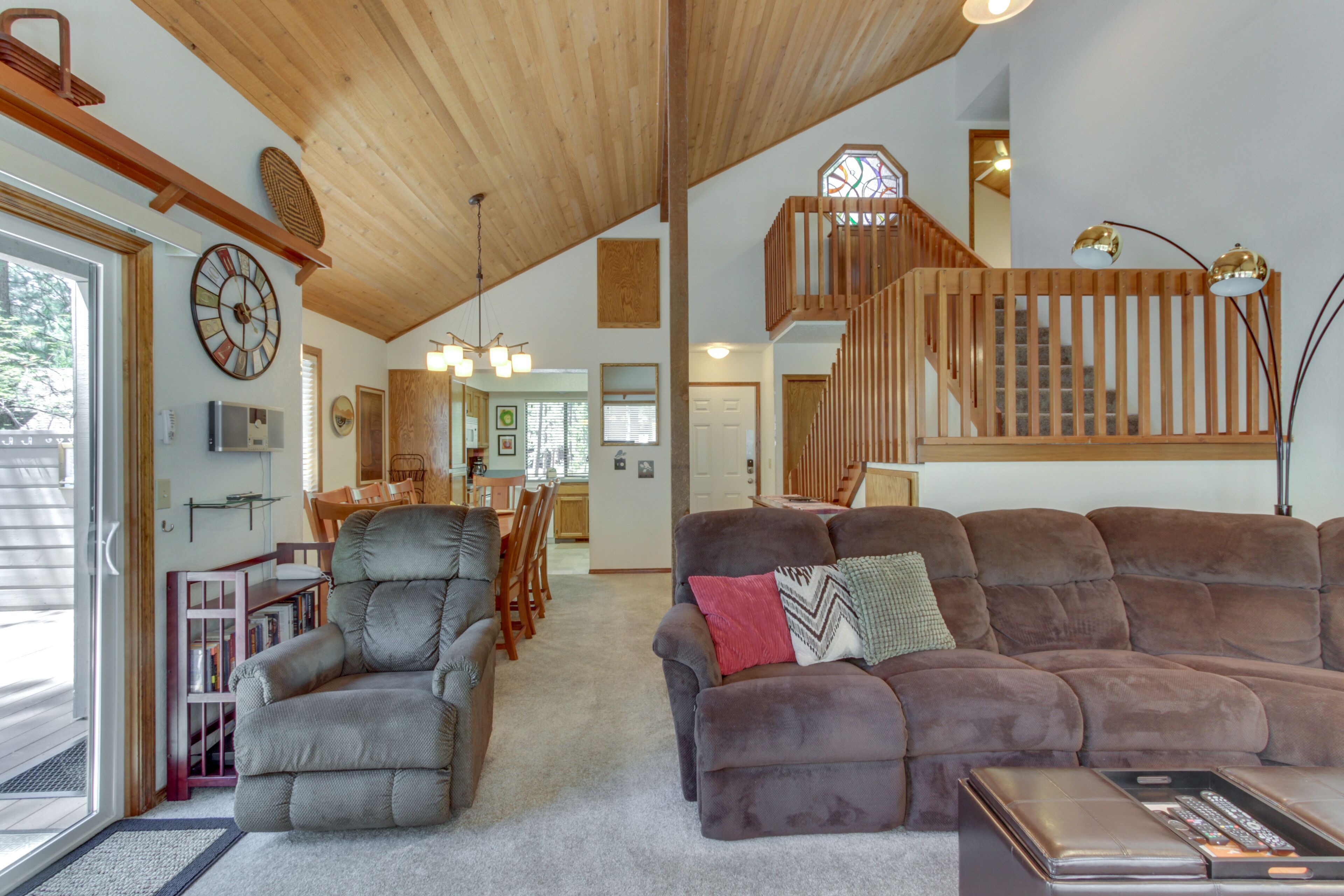 Televisión de pantalla plana, chimenea, reproductor de DVD, libros