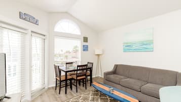 Télévision, lecteur de DVD, vidéothèque, espaces bureaux