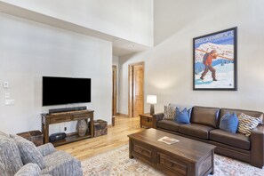 Älytelevisio, takka, pöytäjalkapallopöytä