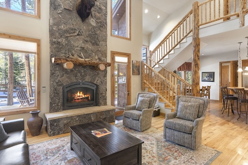 LUXUS LODGE PEAK 8 - 1 MIN SHUTTLE - Kylpytynnyri ja palokammio 