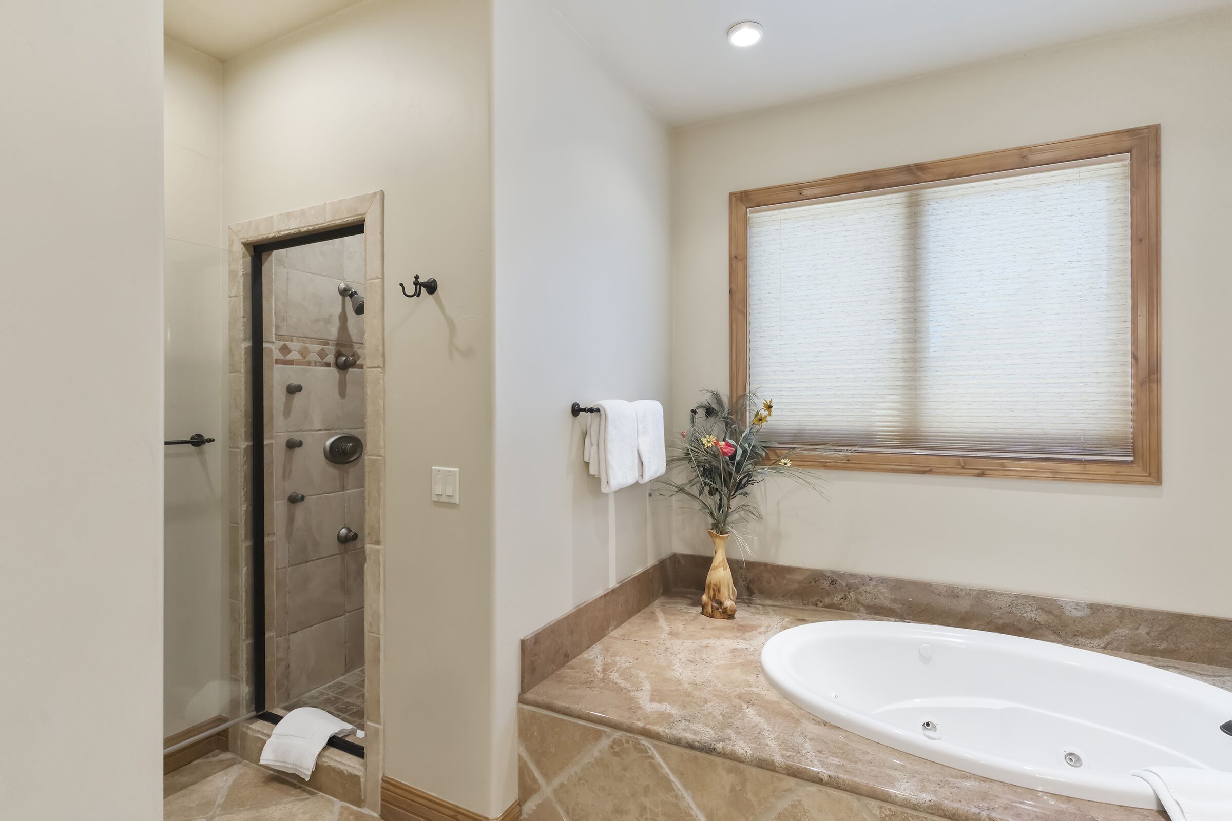 Un baño con ducha, bañera y ventana.