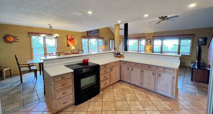 Spacious & Secluded Home with Incredible Mountain Views, Private Hot Tub & Sauna