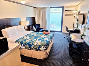 Escritorio, tabla de planchar con plancha, wifi y ropa de cama