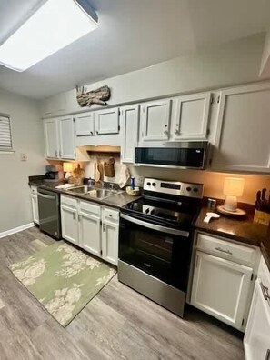 Fridge, microwave, oven, stovetop - Sea Oats 408 Gulf front condo (Fort Walton Beach)