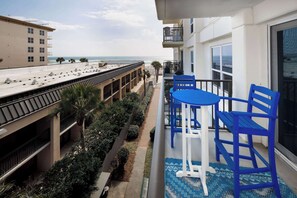 Outdoor dining - Sea Oats 408 Gulf front condo (Fort Walton Beach)