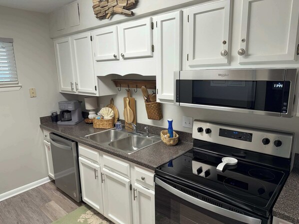 Fridge, microwave, oven, stovetop - Sea Oats 408/🌊Gulf View/ 🏖️Beach Service (Fort Walton Beach)