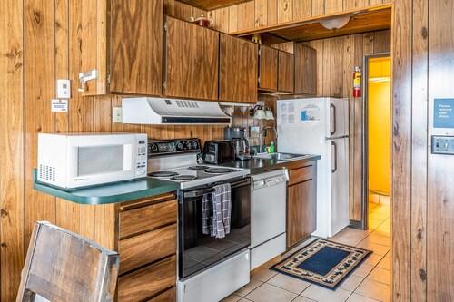 Lakefront condo near ski resort with pool, hot tub & nearby beach