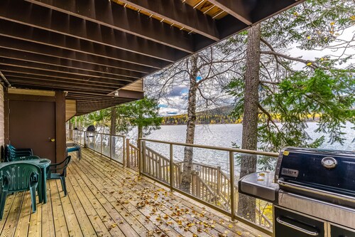 Lakefront condo near ski resort with pool, hot tub & nearby beach