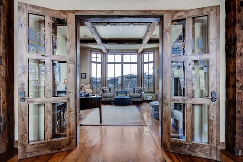 Ski Bridge Lodge-Luxury Private Home-Ski in/Ski-out-Private Hot Tub!