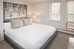 2 bedrooms, desk, iron/ironing board, WiFi