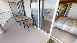 Outdoor dining - Master on Gulf with Beach Chairs & Free round of Golf & Activities Every Day! (Panama City Beach)