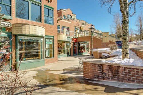 Heart of Breckenridge: Mountain Views, Walk to Lifts