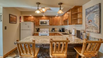 Geladeira, micro-ondas, fogão, cooktop